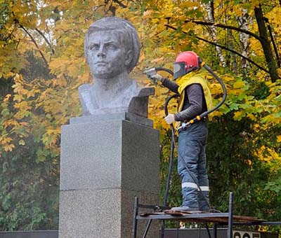 Обработка бюста паркового памятника