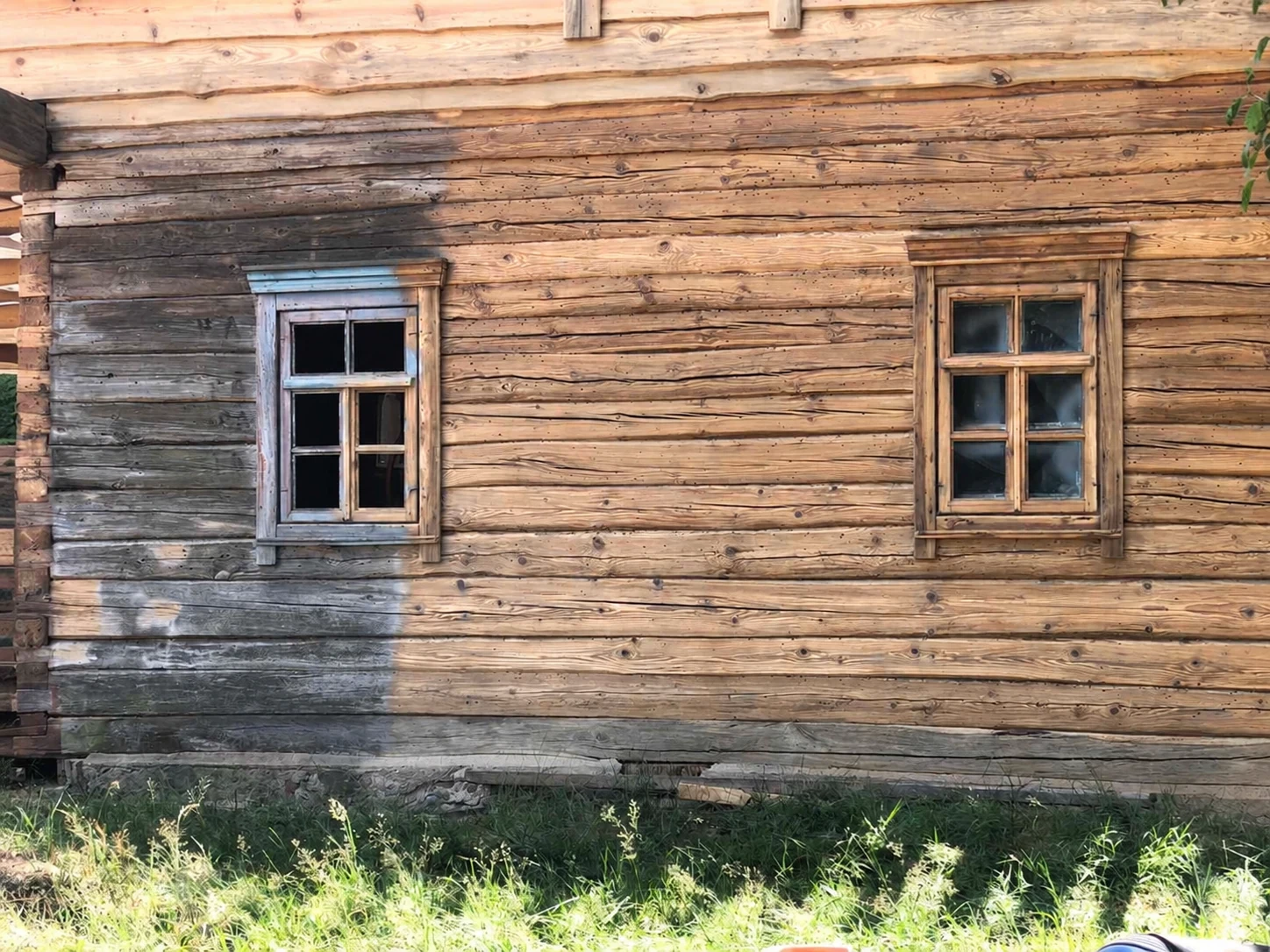 Деревянный фасад дома с участками старого покрытия